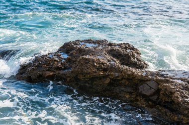 Dalgalar Ponta do Humaita 'nın kayalarında kırılıyor. Salvador Bahia Brezilya.