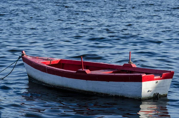 Красно Белая Рыбацкая Лодка Стоящая Якоре Пляже Рибейра Баия Сальвадор — стоковое фото