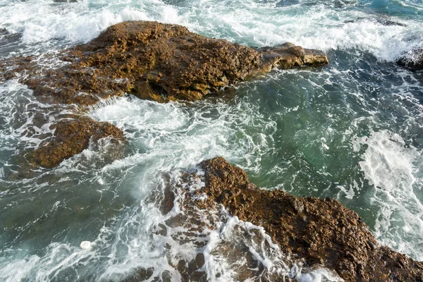 Волны Разбивающиеся Скалы Понта Хумайта Баия Сальвадор — стоковое фото