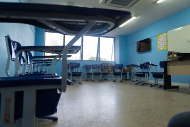 Salvador, Bahia, Brezilya - 16 Ağustos 2021: Sınıflar aylar süren karantinadan sonra yüz yüze derslere dönmeye hazırlanıyorlar.