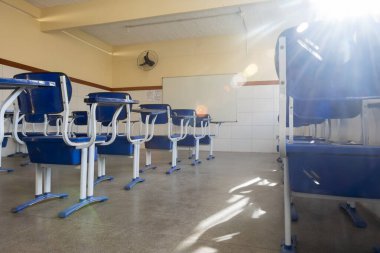 Salvador, Bahia, Brezilya - 17 Ağustos 2021: Sınıflar aylar süren qua 'dan sonra yüz yüze derslere dönmeye hazırlanıyor
