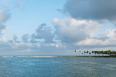 Camacari, Bahia, Brezilya - 17 Ekim 2015: Camacari 'de bulutlu ve orman dağlı deniz manzarası (BA).