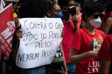 Salvador, Bahia, Brezilya - 29 Mayıs 2021: protestocular Salvador kentinde Başkan Jair Bolsonaro hükümetini protesto ettiler.