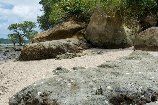 Candeias, Bahia, Brezilya - 11 Ekim 2015: Candeias Caboto plajı. Bu sahilde ünlü Wanderley Pinho Müzesi bulunmaktadır..