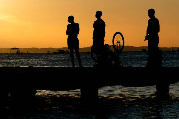 Salvador Bahia Brasil Março 2019 Silhueta Jovens Pulando Ponte Crush — Fotografia de Stock