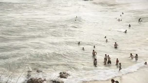 Salvador Bahia Brasil Agosto 2021 Pessoas Pulando Nas Ondas Movimentada — Vídeo de Stock