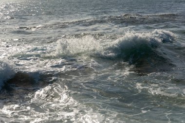 Dalgalar dalgalar birbirine çarpıyor. Ponto do Humaita, Salvador, Bahia, Brezilya.
