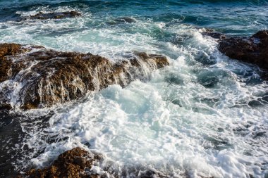 Dalgalar Ponta do Humaita 'nın kayalarında kırılıyor. Salvador Bahia Brezilya.