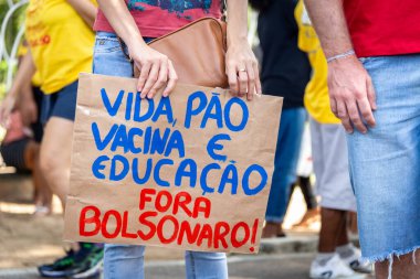 Salvador, Bahia, Brezilya - 29 Mayıs 2021: protestocular Salvador kentinde Başkan Jair Bolsonaro hükümetini protesto ettiler.