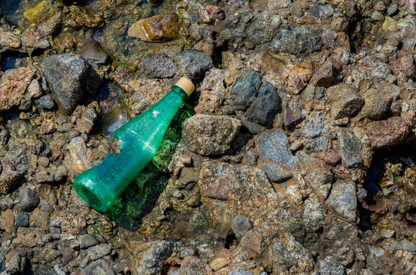 Plastic Bottle Thrown Rocks Ribeira Beach Salvador Bahia Brazil — Stock Photo, Image