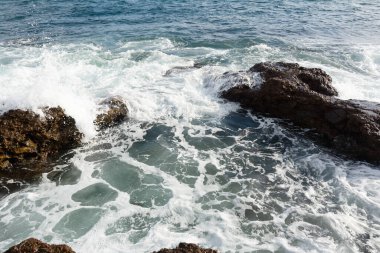 Dalgalar Ponta do Humaita 'nın kayalarında kırılıyor. Salvador Bahia Brezilya.