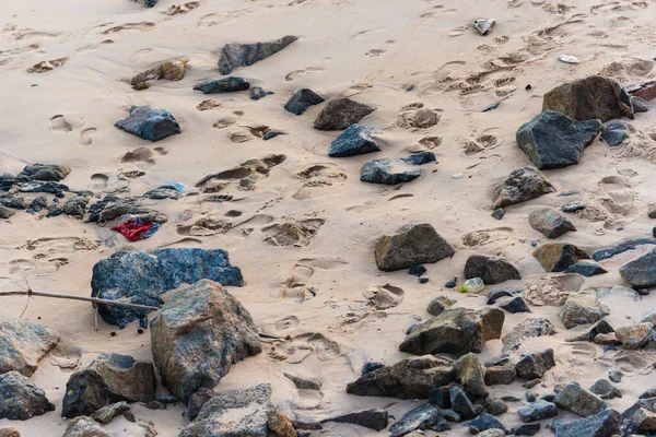 晴れた日にはオンディナビーチの砂の中の岩 サルバドール バイーア ブラジル — ストック写真