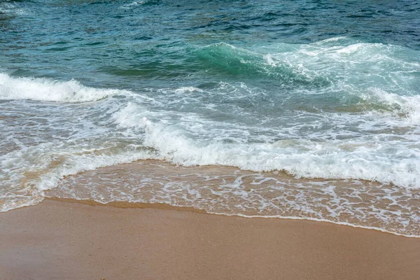 波涛拍打着庞塔海滩的沙滩 Salvador Bahia巴西 — 图库照片