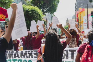 Salvador, Bahia, Brezilya - 29 Mayıs 2021: protestocular Salvador kentinde Başkan Jair Bolsonaro hükümetini protesto ettiler.