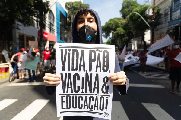 Salvador, Bahia, Brezilya - 29 Mayıs 2021: protestocular Salvador kentinde Başkan Jair Bolsonaro hükümetini protesto ettiler.