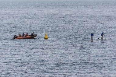 Güneşli bir günde Arembepe sahilinin kum suyu ve taşları. Camacari, Bahia, Brezilya.