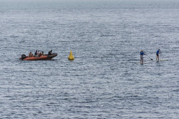 Güneşli bir günde Arembepe sahilinin kum suyu ve taşları. Camacari, Bahia, Brezilya.