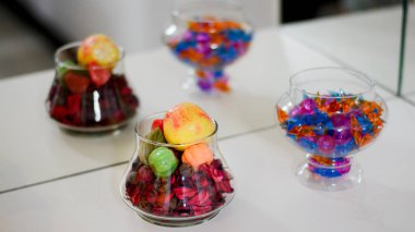 Dairenin içinde cam nesnelerle süslenmiş. Şeffaf ve kırılgan cam..