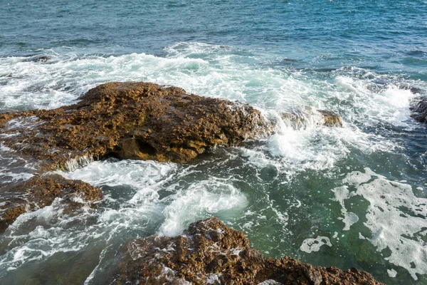 Κύματα Σπάνε Στα Βράχια Του Ponta Humaita Σαλβαδόρ Bahia Βραζιλία — Φωτογραφία Αρχείου