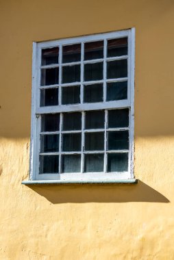 Bulutlu mavi gökyüzü ve güneşli bir günde iskele. Ponta do Humaita, Salvador, Bahia, Brezilya.