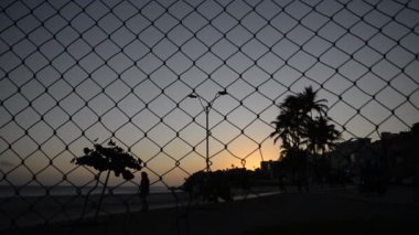 Salvador, Bahia, Brezilya - 05 Eylül 2021: Rio Vermelho plajı boyunca yürüyen insanlar.