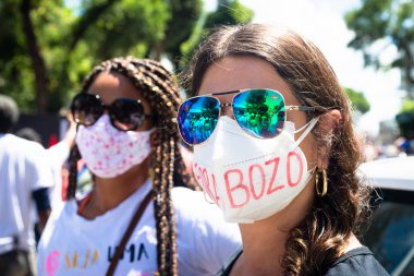 Salvador, Bahia, Brezilya - 07 Eylül 2021: protestocular Salvador kentinde Cumhurbaşkanı Jair Bolsonaro hükümetini protesto ettiler.