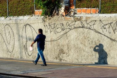 Salvador, Bahia, Brezilya - 17 Haziran 2021: Farol da Barra yakınlarındaki Sete de Setembro caddesinde yürüyen insanlar.