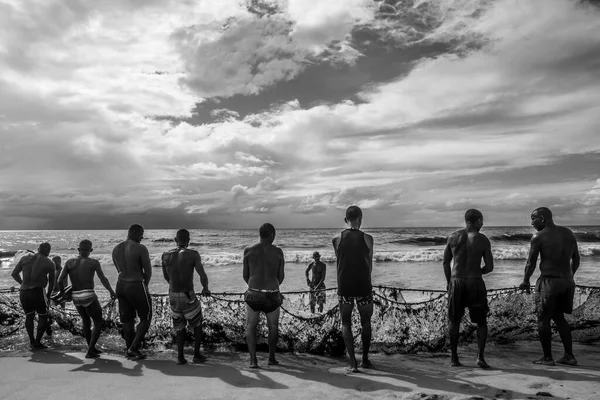 Salvador Bahia Brasile Gennaio 2020 Pescatori Che Assediano Pesci Con — Foto Stock