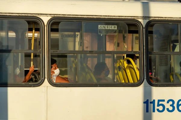 Salvador Bahia Brazilië Juni 2021 Mensen Bus Met Een Coronavirusmasker — Stockfoto