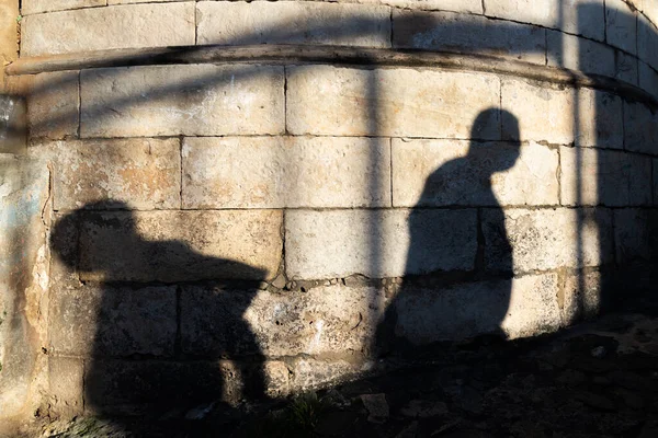 ブラジル バヒア州サルバドール2021年7月18日ペルーリーニョの石垣上の人々の影のシルエット — ストック写真