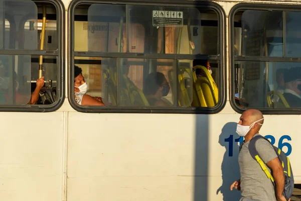 Salvador Bahia Brazilië Juni 2021 Mensen Bus Met Een Coronavirusmasker — Stockfoto