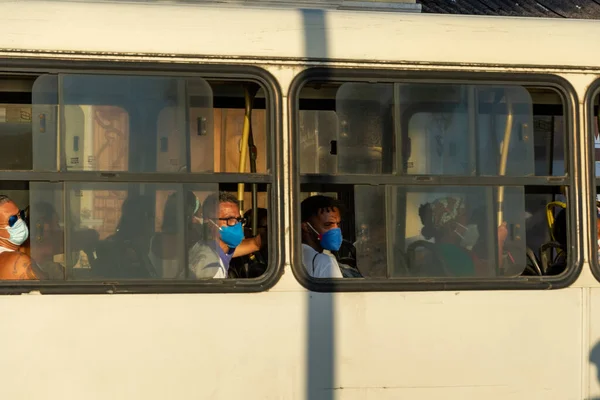 ブラジル バヒア州サルバドール2021年6月17日隔離用のコロナウイルスマスクを着用したバスの乗客 — ストック写真