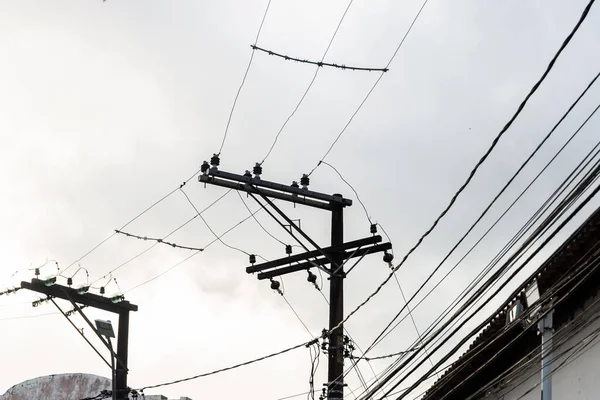 看到一个有许多纠结电线的电线杆 萨尔瓦多的街道 巴西巴伊亚州 — 图库照片