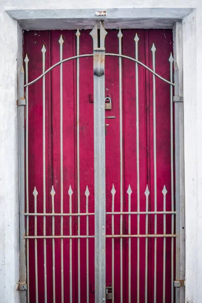Antika kapı detayları gölge, demir, çimento, ahşap. Pelourinho, Salvador, Bahia, Brezilya.