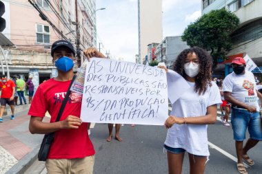 Salvador, Bahia, Brezilya - 29 Mayıs 2021: protestocular Salvador kentinde Başkan Jair Bolsonaro hükümetini protesto ettiler.