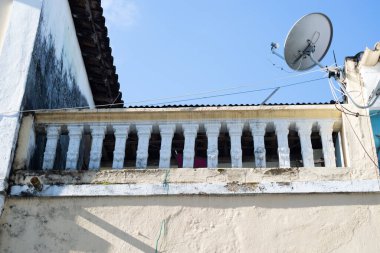 Antika cephe ayrıntıları. Gölge, demir, çimento, ahşap. Pelourinho, Salvador, Bahia, Brezilya.