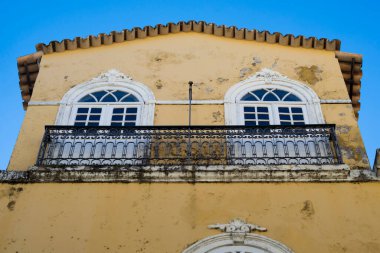 Eski pencere detayları renkli. Pelourinho, Salvador, Bahia, Brezilya.