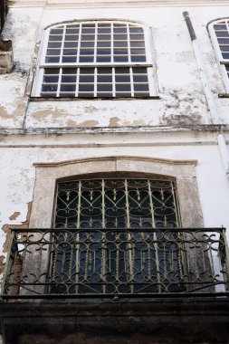 Eski pencere detayları renkli. Pelourinho, Salvador, Bahia, Brezilya.