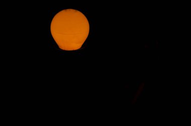 Tamamen kapalı odanın karanlığındaki sarı ışık. Salvador Bahia Brezilya.