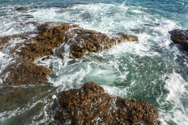 Dalgalar Ponta do Humaita 'nın kayalarında kırılıyor. Salvador Bahia Brezilya.