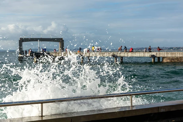 海浪在码头上波涛汹涌 蓝天阳光灿烂 乌云密布 Ponta Humaita Salvador Bahia Brazil — 图库照片