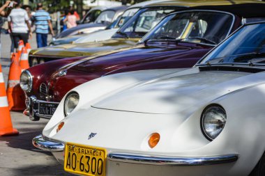 Salvador, Bahia, Brezilya - 01 Kasım 2014: Dois de Julho Meydanı 'nda klasik araba sergisi.