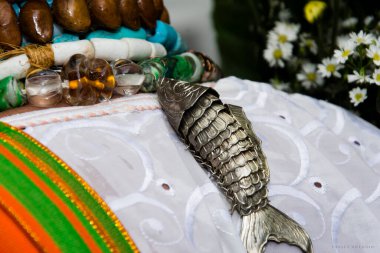 Salvador, Bahia, Brezilya - Şubat 02: Salvador şehrinde Yemanja onuruna verilen bir partiye katılır..