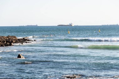 Güneşli bir günde, Salvador 'daki Farol da Barra plajından deniz manzarası. Salvador, Bahia, Brezilya.