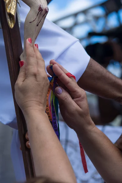 Salvador, Bahia, Brezilya - 25 Aralık 2015: Yeni ve daha iyi bir yıl için dua etmek üzere Salvador, Bahia 'daki Sinhor do Bonfim Kilisesi' nde inançlı bir toplantı.