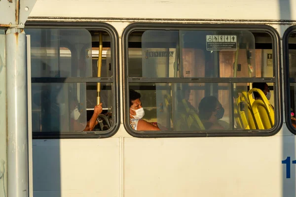 Salvador, Bahia, Brezilya - 17 Haziran 2021; karantinada koronavirüs maskesi takan insanlar. 