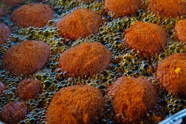 Acaraje kızgın yağda kızartılıyor. Bahian kültürel yemekleri. Candomble. Brazi