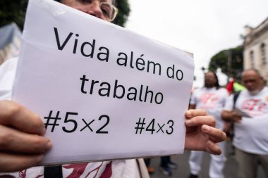 Salvador, Bahia, Brezilya - 01 Ağustos 2025: Eylemciler, Salvador, Bahia 'daki bir işçi hareketi gösterisinde pankartlarla protesto ederken görüldü.