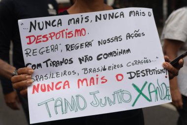 Salvador, Bahia, Brezilya - 01 Ağustos 2025: Eylemciler, Salvador, Bahia 'daki bir işçi hareketi gösterisinde bayraklar, pankartlar ve pankartlarla protesto ederken görüldü.