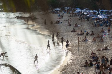 Salvador, Bahia, Brezilya - 11 Ekim 2025: Yüzücüler güneşli bir günde Salvador, Bahia 'daki Paciencia Plajı' nda eğlenirken görüldüler..